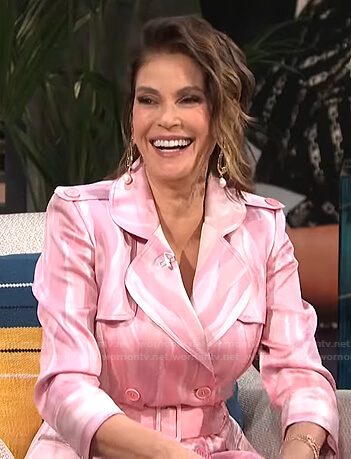Teri Hatcher’s pink trench jacket on E! News Daily Pop
