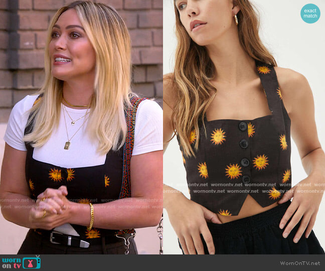 Urban Outfitters Candace Sun Print Top worn by Sophie (Hilary Duff) on How I Met Your Father