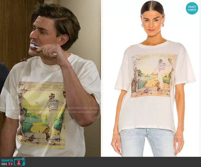 Daydreamer Elton John Yellow Brick Road Tee worn by Jesse (Christopher Lowell) on How I Met Your Father