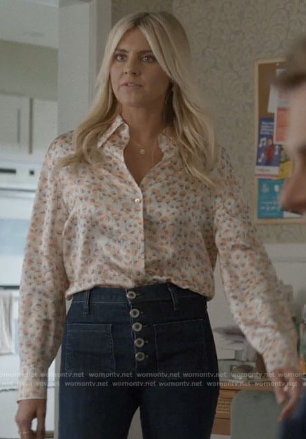 Amy's floral button down blouse and jeans on Pivoting