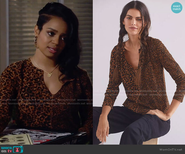 Anthropologie Pilcro Split-Neck Top in Neutral Motif worn by Randi (Kyla Pratt) on Call Me Kat