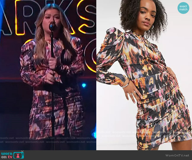 Pieces ruched mini dress with drape detail and puff sleeves in abstract print by ASOS worn by Kelly Clarkson on The Kelly Clarkson Show