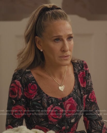 WornOnTV: Carrie&amp;#39;s gold heart embellished necklace on And Just Like That |  Sarah Jessica Parker | Clothes and Wardrobe from TV