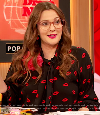 Drew’s black lip print top and skirt on The Drew Barrymore Show