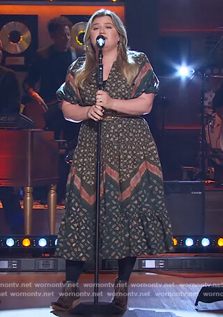 Kelly’s floral print belted midi dress on The Kelly Clarkson Show