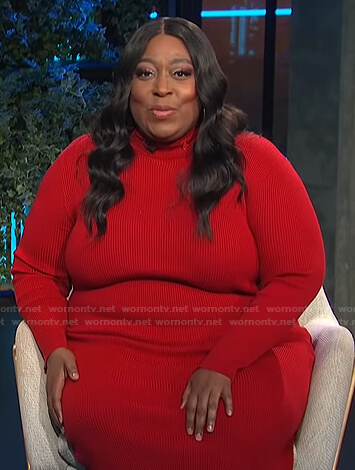 Loni’s red ribbed turtleneck sweater dress on E! News Daily Pop