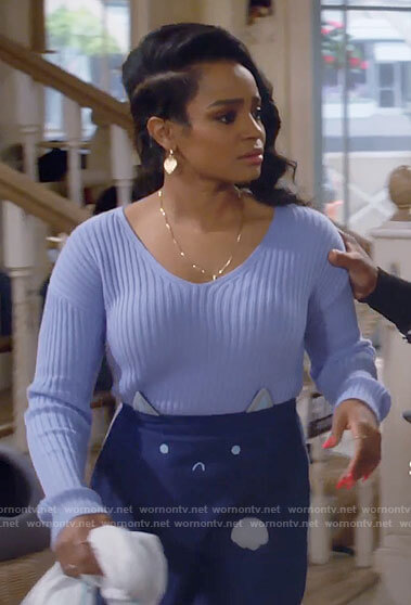 Randi's blue v-neck sweater on Call Me Kat