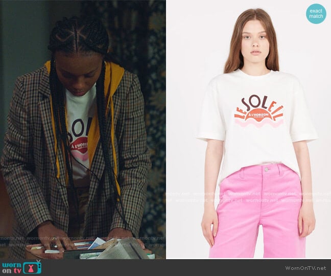 White Round-neck cotton T-shirt with screen print by Scotch and Soda worn by Naomi McDuffie (Kaci Walfall) on Naomi