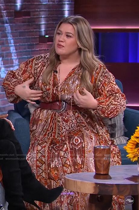 WornOnTV: Kelly's Cowboys jersey on The Kelly Clarkson Show