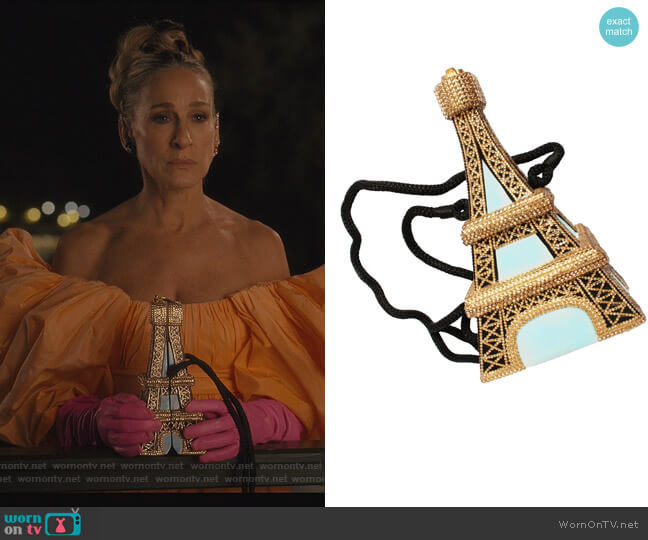 Carrie Bradshaw Uses Eiffel Tower Bag as Urn in AJLT Season Finale