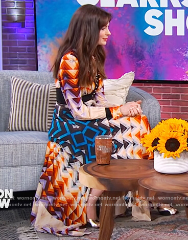 Anne Hathaway’s geometric print dress on The Kelly Clarkson Show