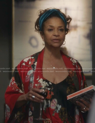 Catherine’s red print chemise and robe on Greys Anatomy