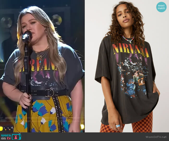 Daydreamer Nirvana Unplugged OS Tee worn by Kelly Clarkson  on The Kelly Clarkson Show