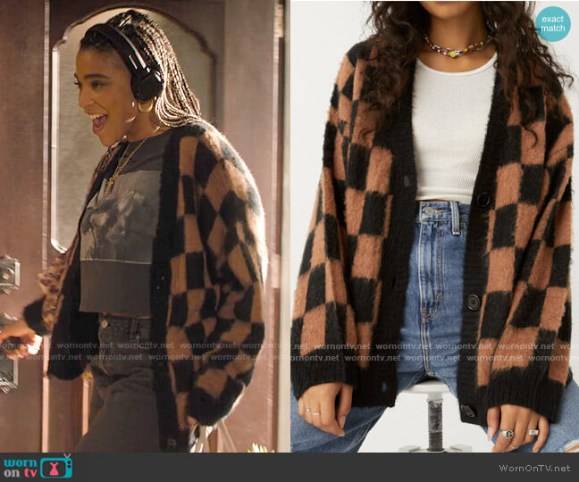 Daydreamer Desert Canyon Oversized Cardigan worn by Mikaela Danso (Lucy Barrett) on Charmed