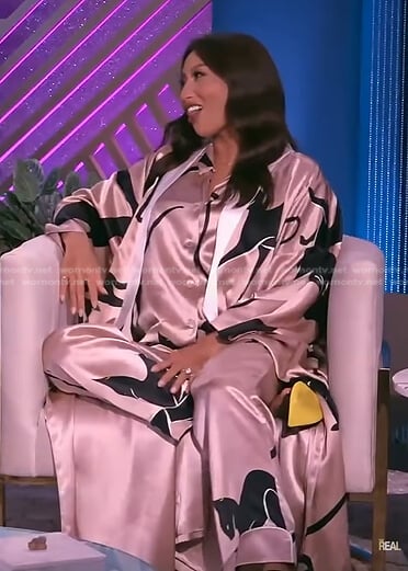 Jeannie's pink cat print pajamas and robe on The Real