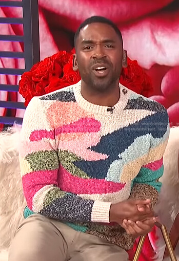 Justin’s multicolor print sweater on E! News Daily Pop