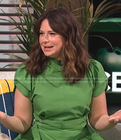 Katie Lowes’s green belted cotton dress on E! News Daily Pop