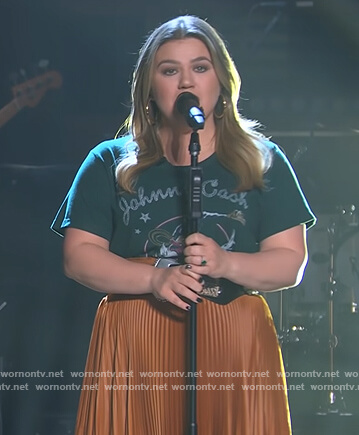Kelly's green Johnny Cash graphic tee on The Kelly Clarkson Show