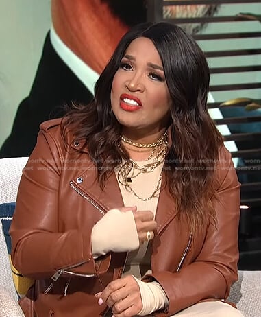 Kym’s beige ruched dress and brown moto jacket on E! News Daily Pop