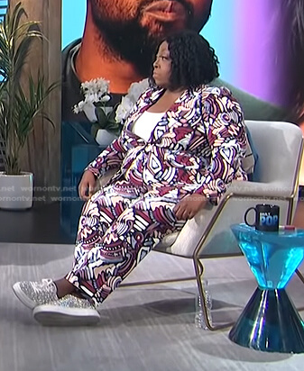 Loni’s printed blazer and apnts on E! News Daily Pop