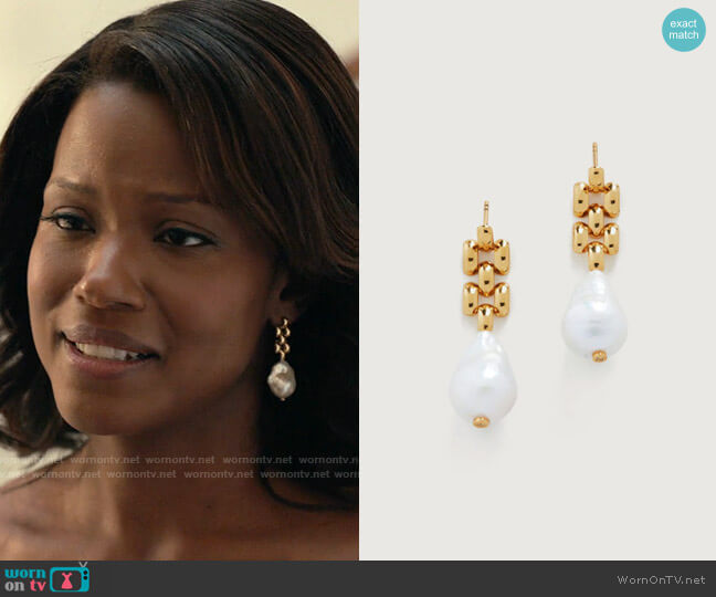 Monica Vinader Doina Baroque Pearl Earrings worn by Vivian Banks (Cassandra Freeman) on Bel-Air