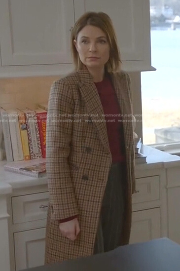 Taylor’s beige checked coat on Bull