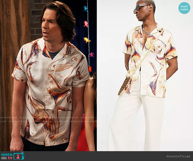 ASOS DESIGN Regular Revere Marble Print Shirt in Gold worn by Spencer Shay (Jerry Trainor) on iCarly