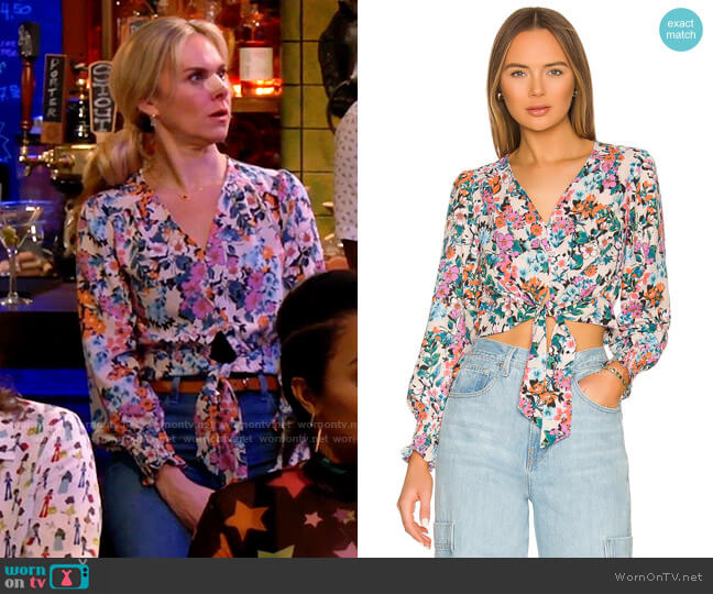 Bcbgeneration Tie Front Button Up Top in Garden Floral worn by Nicole (Laura Bell Bundy) on Call Me Kat