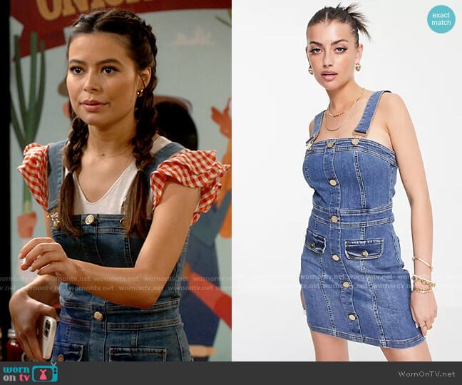 River Island fitted denim overall mini dress in light blue worn by Carly Shay (Miranda Cosgrove) on iCarly
