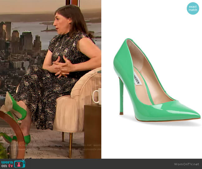 Vala Pumps by DSW worn by Mayim Bialik on The Drew Barrymore Show