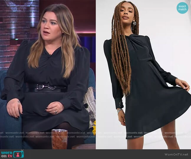 Twist neck mini dress in black by Topshop worn by Kelly Clarkson on The Kelly Clarkson Show