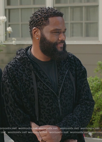 Andre's black leopard print sweatshirt and pants on Black-ish