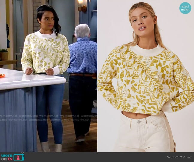 Amadi Printed Cropped Sweatshirt worn by Randi (Kyla Pratt) on Call Me Kat