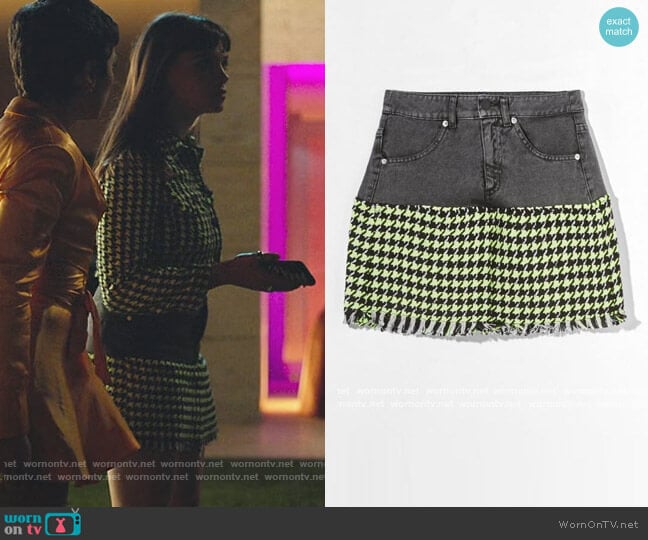 Contrast Two-Tone Mini Skirt by Bershka worn by Mencia Blanco (Martina Cariddi) on Elite