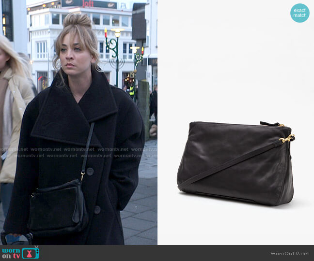 Clare V Gosee Clutch worn by Cassie Bowden (Kaley Cuoco) as seen in The  Flight Attendant (S02E03)