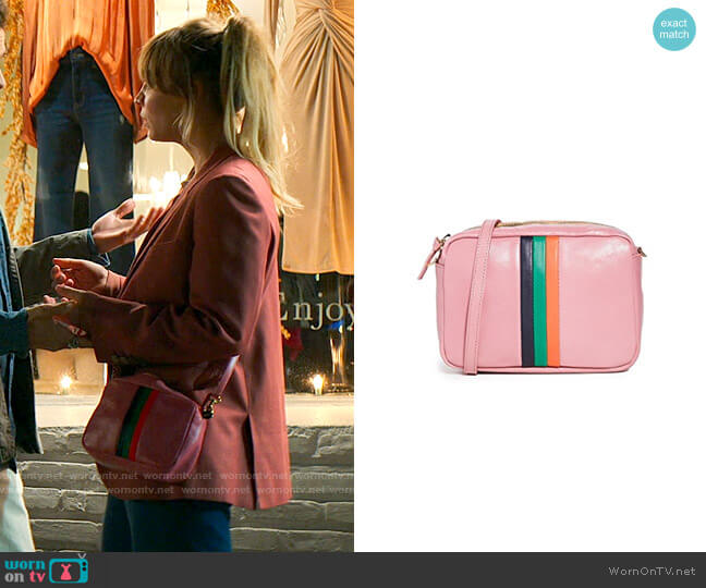 Clare V Gosee Clutch worn by Cassie Bowden (Kaley Cuoco) as seen in The  Flight Attendant (S02E03)