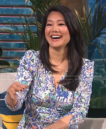 Crystal Kung Minkoff’s blue printed ruched midi dress on E! News Daily Pop