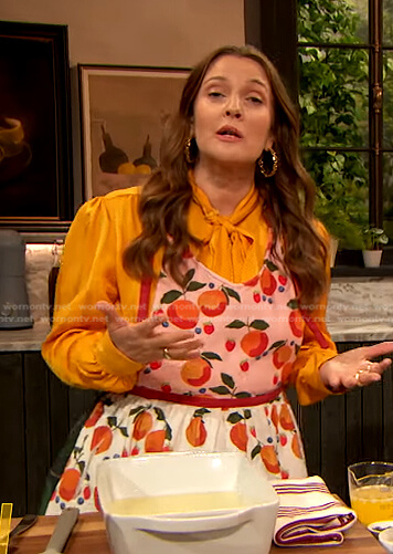 Drew's fruit print apron on The Drew Barrymore Show