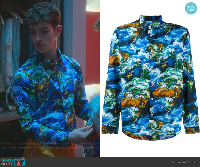 World print shirt by Kenzo worn by Patrick Blanco (Manu Rios) on Elite