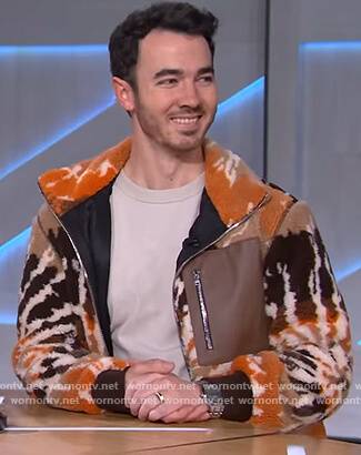 Kevin Jonas's tie dye fleece jacket on The Kelly Clarkson Show