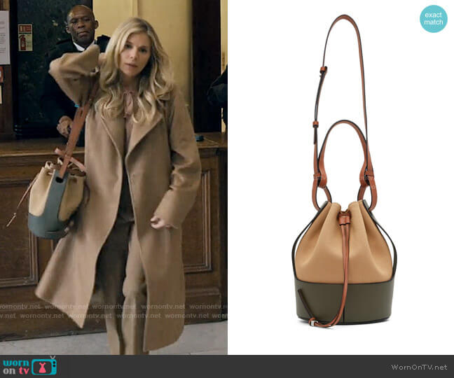Loewe Tan & Green Canvas Balloon Bag worn by Sophie Whitehouse (Sienna Miller) on Anatomy of a Scandal