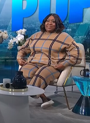 Loni’s beige windowpane check sweater and pants on E! News Daily Pop