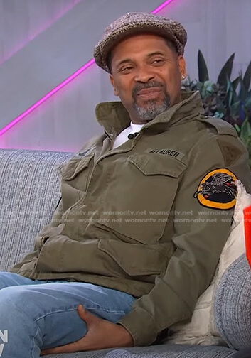 Mike Epps's green field jacket on The Kelly Clarkson Show