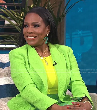 Sheryl Lee Ralph’s green blazer on E! News Daily Pop