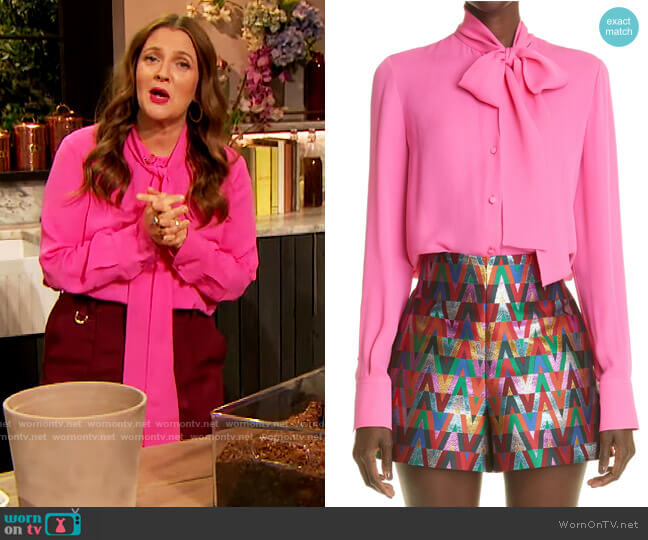 WornOnTV: Drew’s pink tie neck blouse and pants on The Drew Barrymore ...