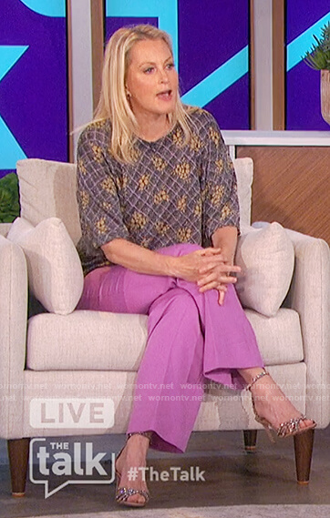 Ali Wentworth's crystal sandals on The Talk