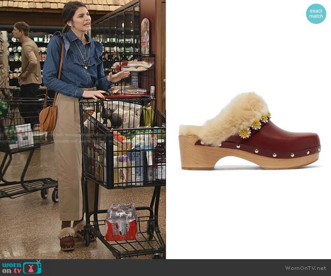 Jean Shearling-Lined Leather Clogs by Fabrizio Viti worn by Lindsey Kraft on Grace and Frankie