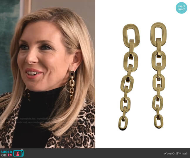 Chain Link Plated Drop Earrings by Jennifer Fisher worn by Brianna (June Raphael) on Grace and Frankie