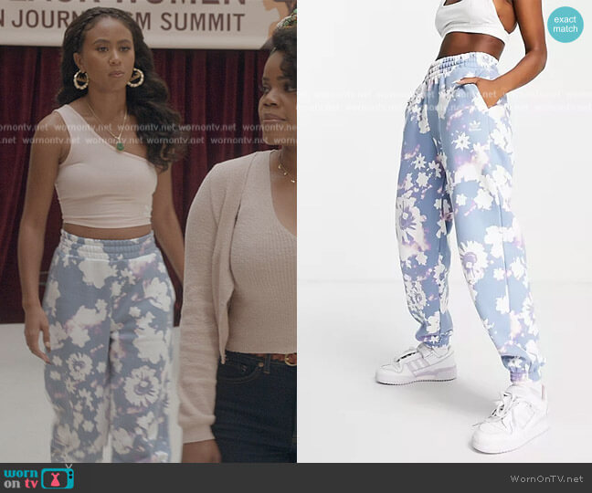 Sweatpants in blue with flower print by ASOS worn by Keisha (Netta Walker) on All American Homecoming