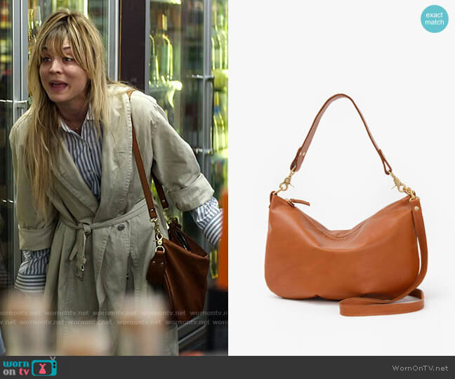 Clare V Moyen Messenger worn by Cassie Bowden (Kaley Cuoco) on The Flight Attendant